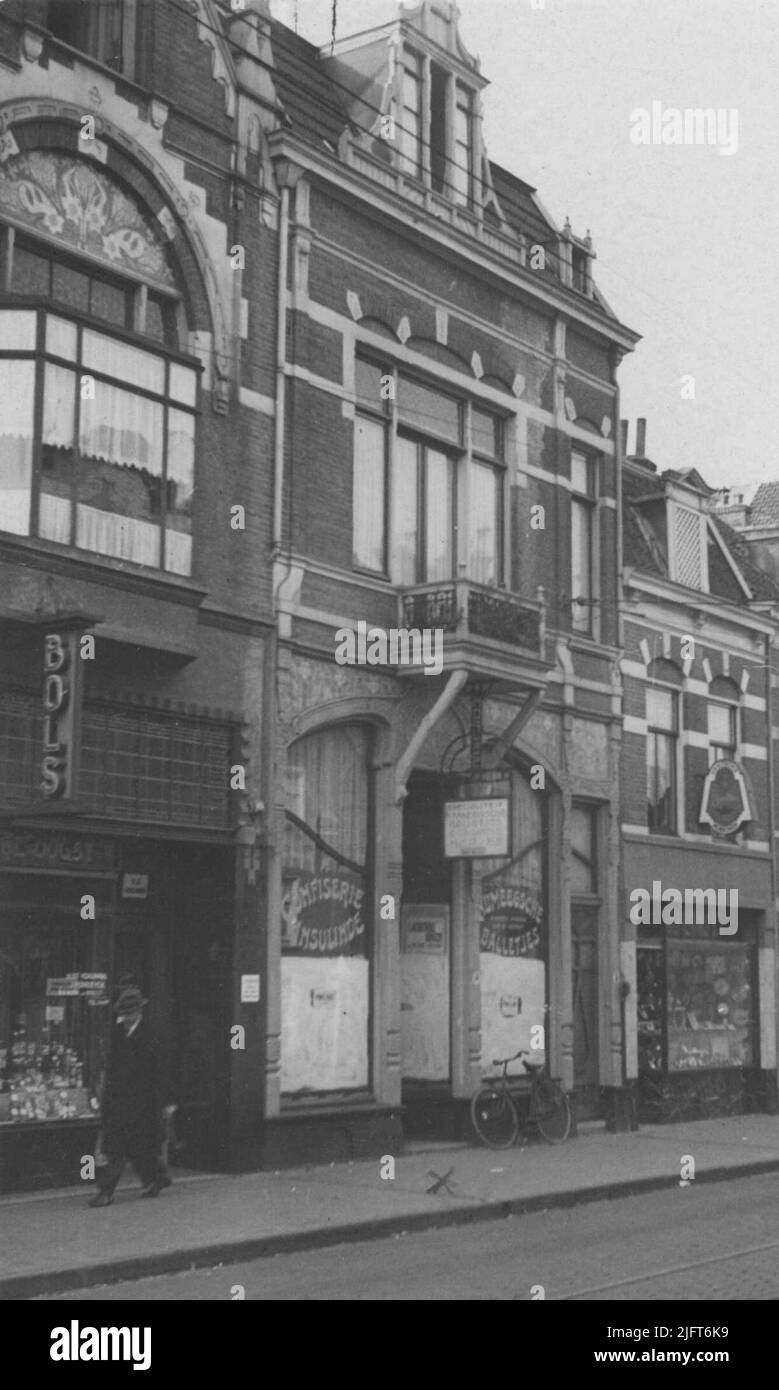 Street scene, alla fine del 1930s, con, da sinistra a destra, il commercio del vino e negozio di liquori 'De Oogst' di J. Verhoeven, la confiserie 'Insulinde' di H.W.H. van Boldrik e il negozio di orologiaio e di vendita d'oro e d'argento F.P.M. Trump Foto Stock