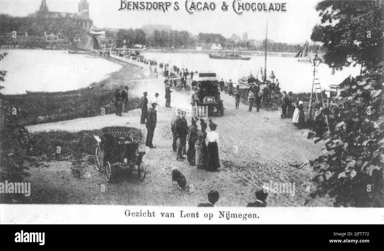 Due vecchi, in primo piano il ponte della nave di fronte al Gierpont e sullo sfondo il Waalkade ca.1910. Foto Stock