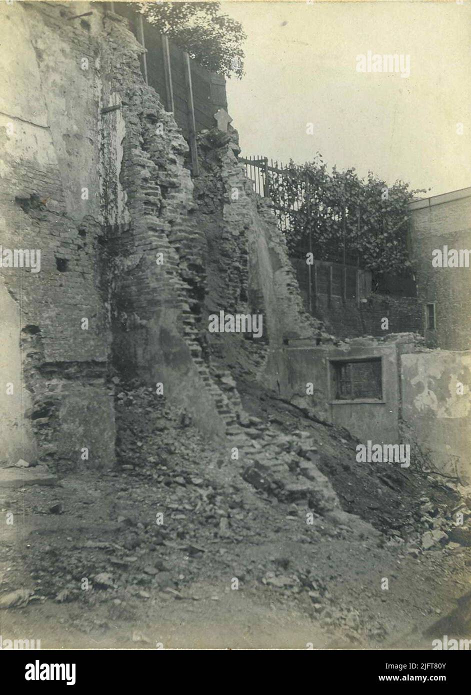 Cedimento/parziale crollo del muro di contenimento dopo la demolizione di edifici inabitabili acquistati dall'associazione di abitazioni Nijmegen Foto Stock