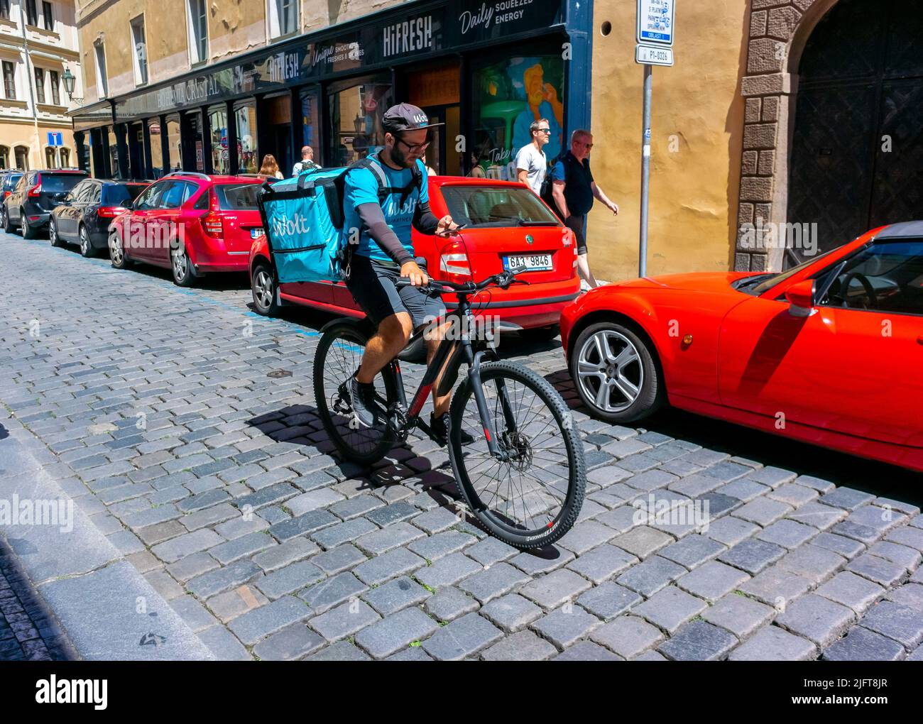 Praga, Repubblica Ceca, Food Delivery Man on Bike, on Street, Bolt Food Foto Stock