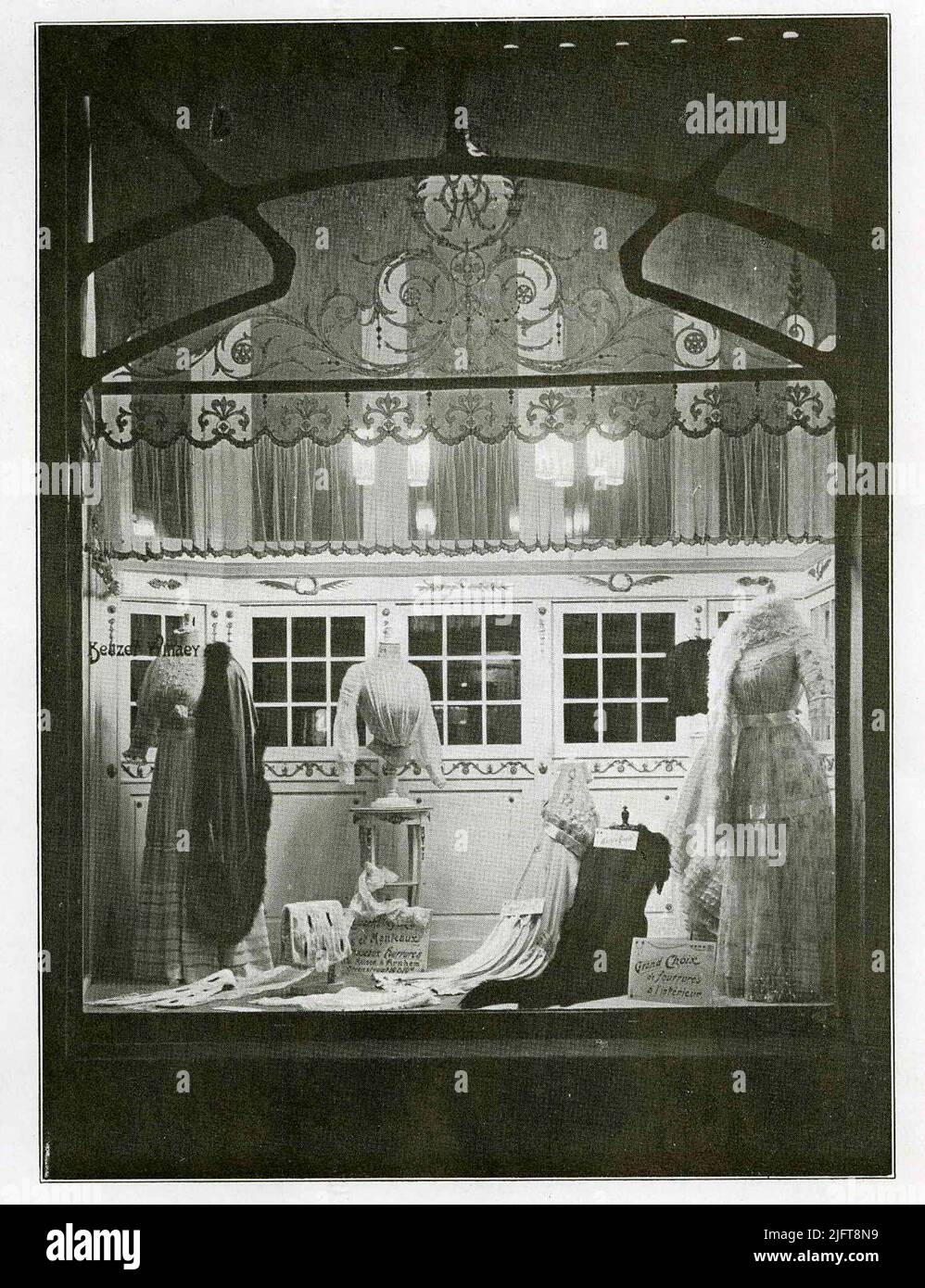 Vetrata illuminata del Keyzer Willaey & Cie ad Avond (Installazione W.J. Stokvis). Riproduzione da: Utilizza l'elettricità! Edizione pubblicitaria delle opere municipali-elettriche a Nijmegen, prima serie n. 3 "i nostri negozi", Nijmegen 1910 Foto Stock