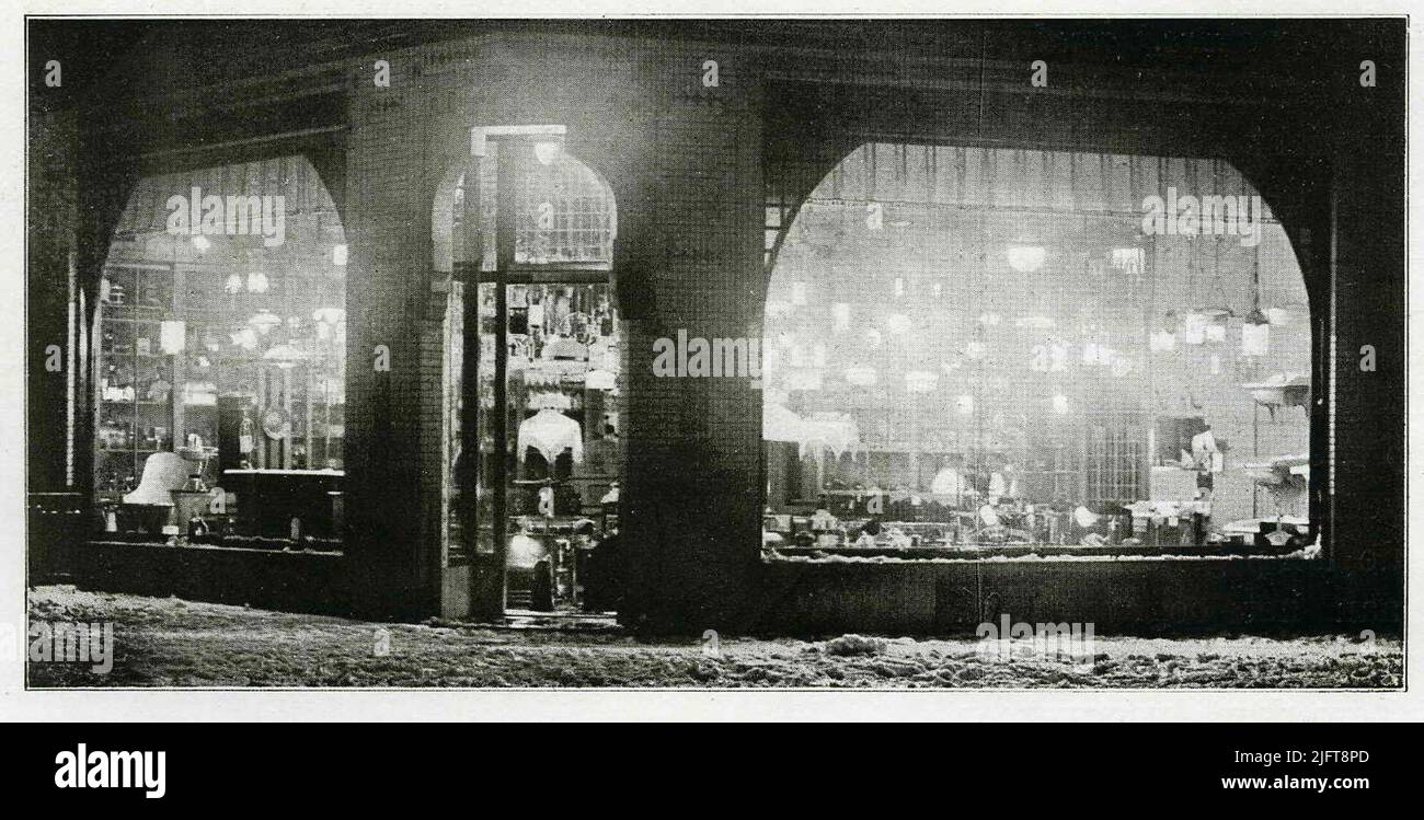 Vetrata illuminata con corone elettriche del W.H. Cime di sera. Riproduzione da: Utilizza l'elettricità! Edizione pubblicitaria delle opere municipali-elettriche a Nijmegen, prima serie n. 3 "i nostri negozi", Nijmegen 1910 Foto Stock