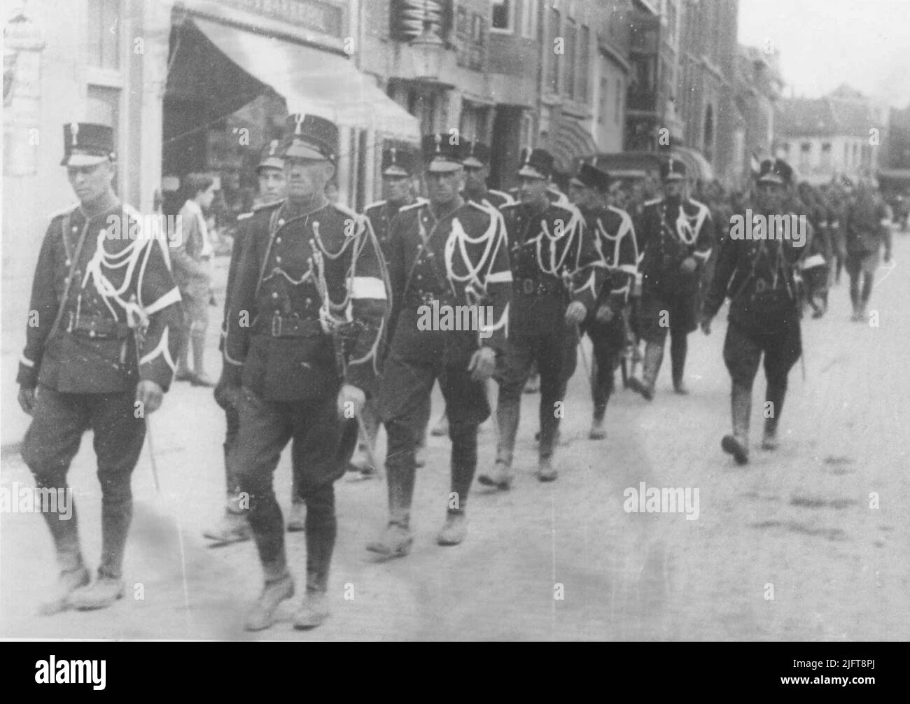 Il distacco della Divisione Marechaussee del 2nd sotto il comando di A.R. Minjes in rotta durante i 19th Four Days Marches su Hertogstraat da Kelfkensbos in direzione di Hertogplein. All'indietro a sinistra Bankgebouw originario della Nijmegen Bankvereeniging, da 1930 Twentsche Bank e ora ABN-AMRO Bank, Hertogstraat 70. Il Grote Witte Huis fu completamente distrutto durante la seconda guerra mondiale Foto Stock