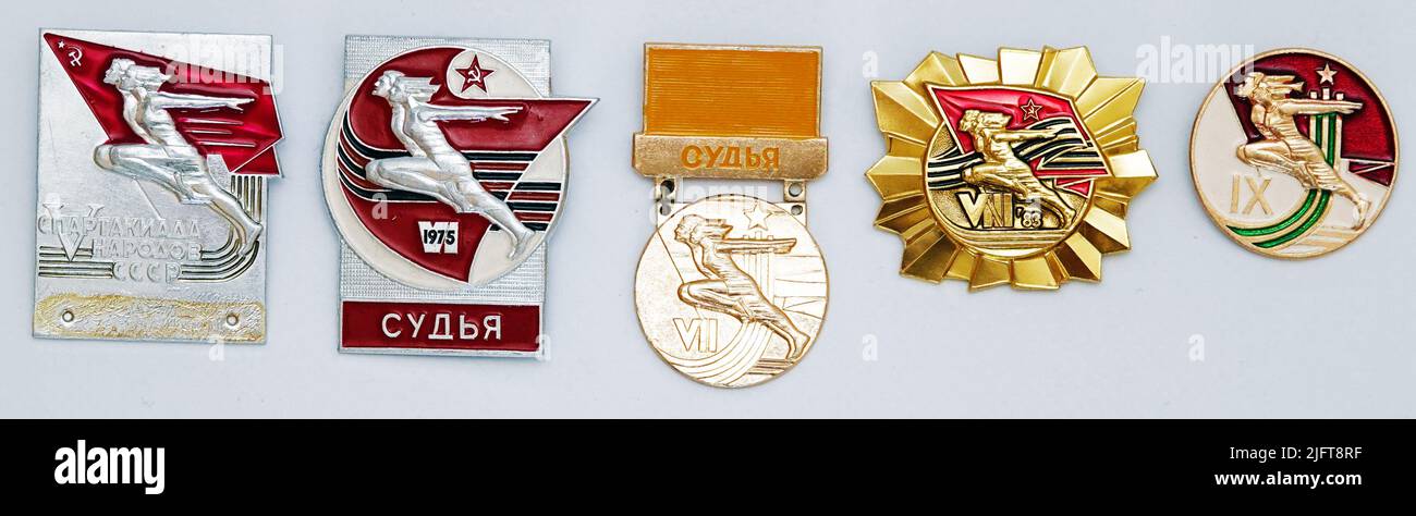 Kiev, Ucraina 16 agosto 2021: Scudetti sportivi pettini dello Spartakiad dei popoli dell'URSS Foto Stock