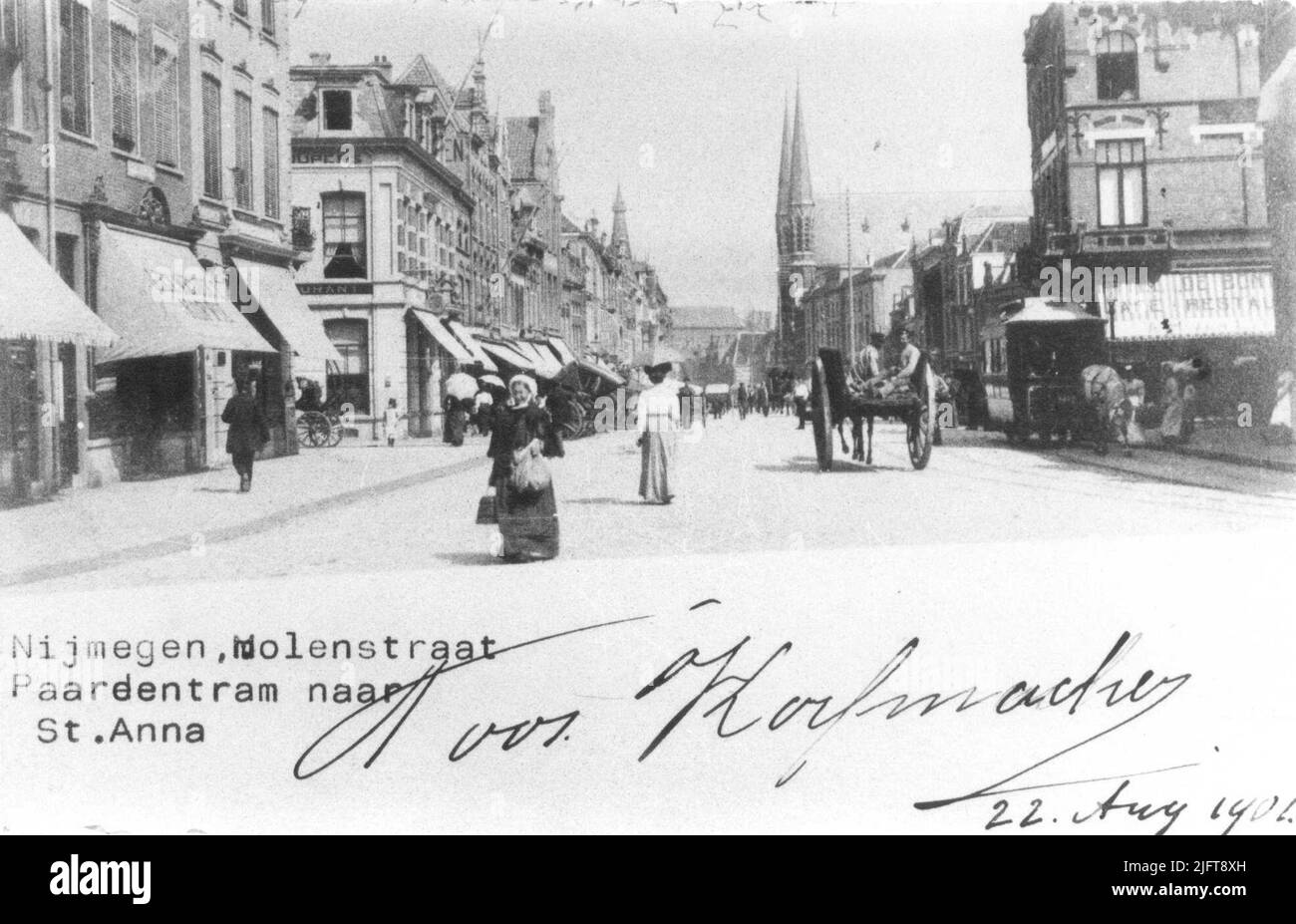 Dalla Bisschop Hamerstraat via Molenstraat, in direzione della Broerstraat, un tram a cavallo sulla destra Foto Stock