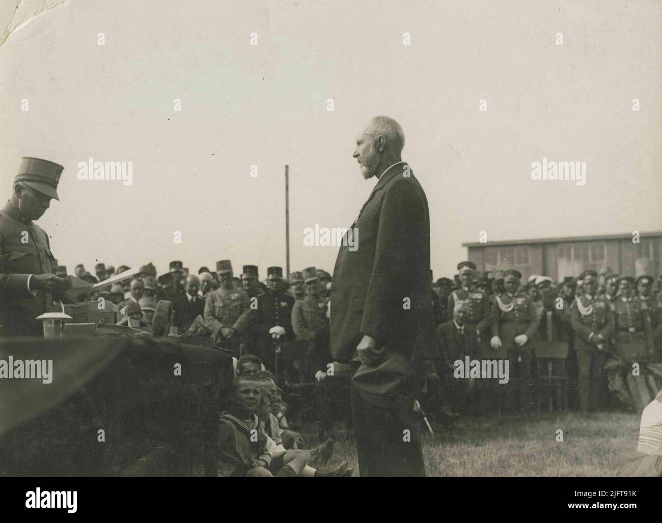 Alla fine delle 18th marce di quattro giorni, un partecipante cittadino riceve la sua ricompensa. Foto Stock