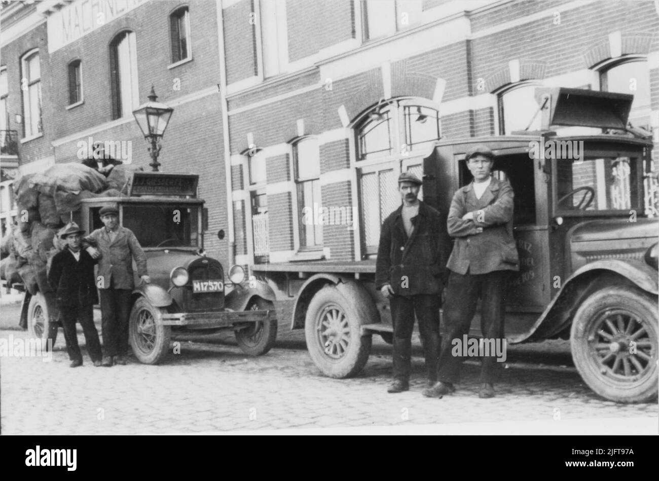 La costruzione del commercio di carbone della società Giesbertz, in primo piano due camion. Foto Stock