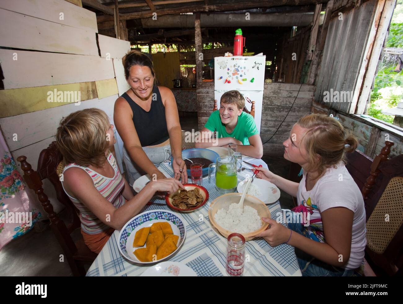 Cuba, Santo Domingo. Famiglia olandese cena a un Paladar, una casa privata che serve cibo per i visitatori che pagano da 6 a 10 CUC per una cena.(1 CUC=1US$) Foto Stock
