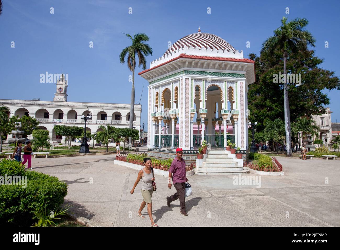 Cuba, Manzanillo. Sulla piazza centrale, Parque Carlos Manuel de Cespedes, un palco con mosaici moreschi può essere visto. Foto Stock