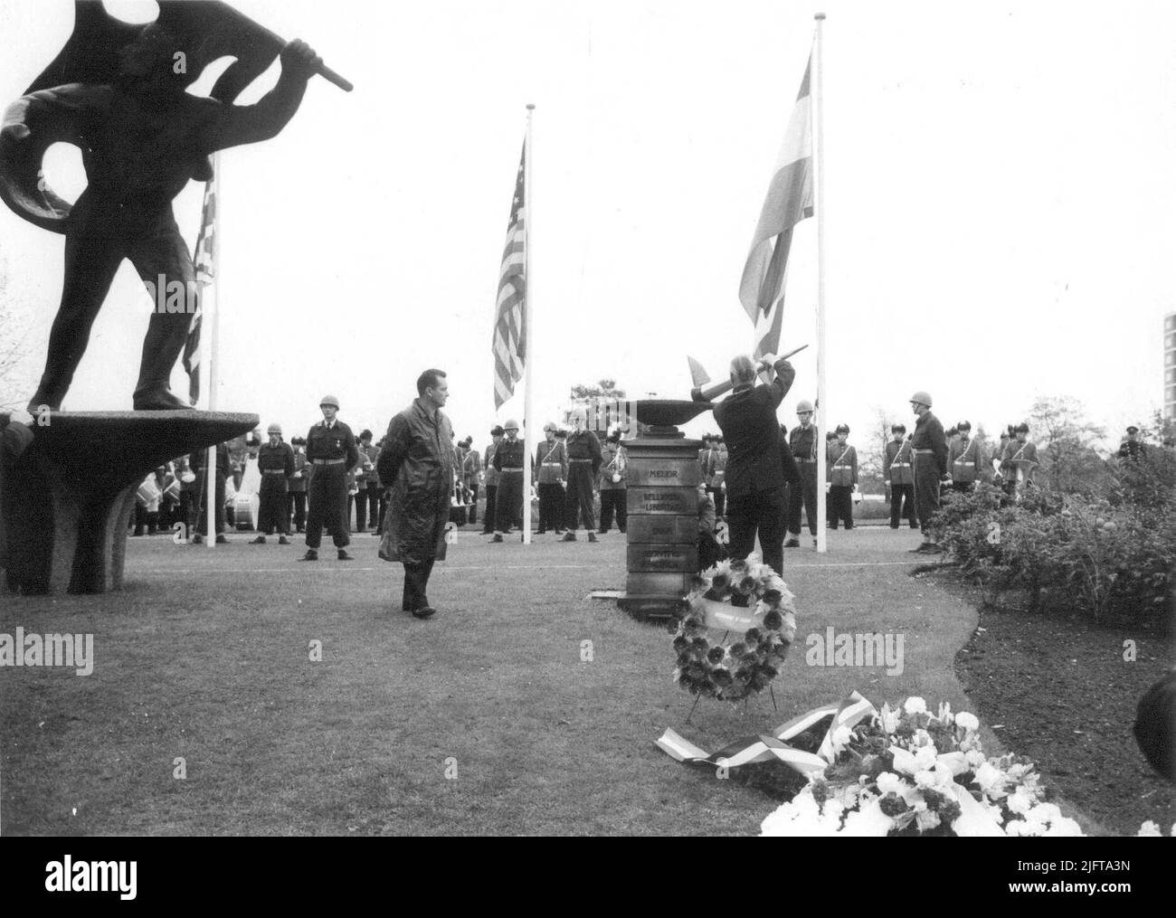 Memoria Liberazione, il sindaco Hustinx accende la fiamma di liberazione al monumento Resistance-F. Foto Stock