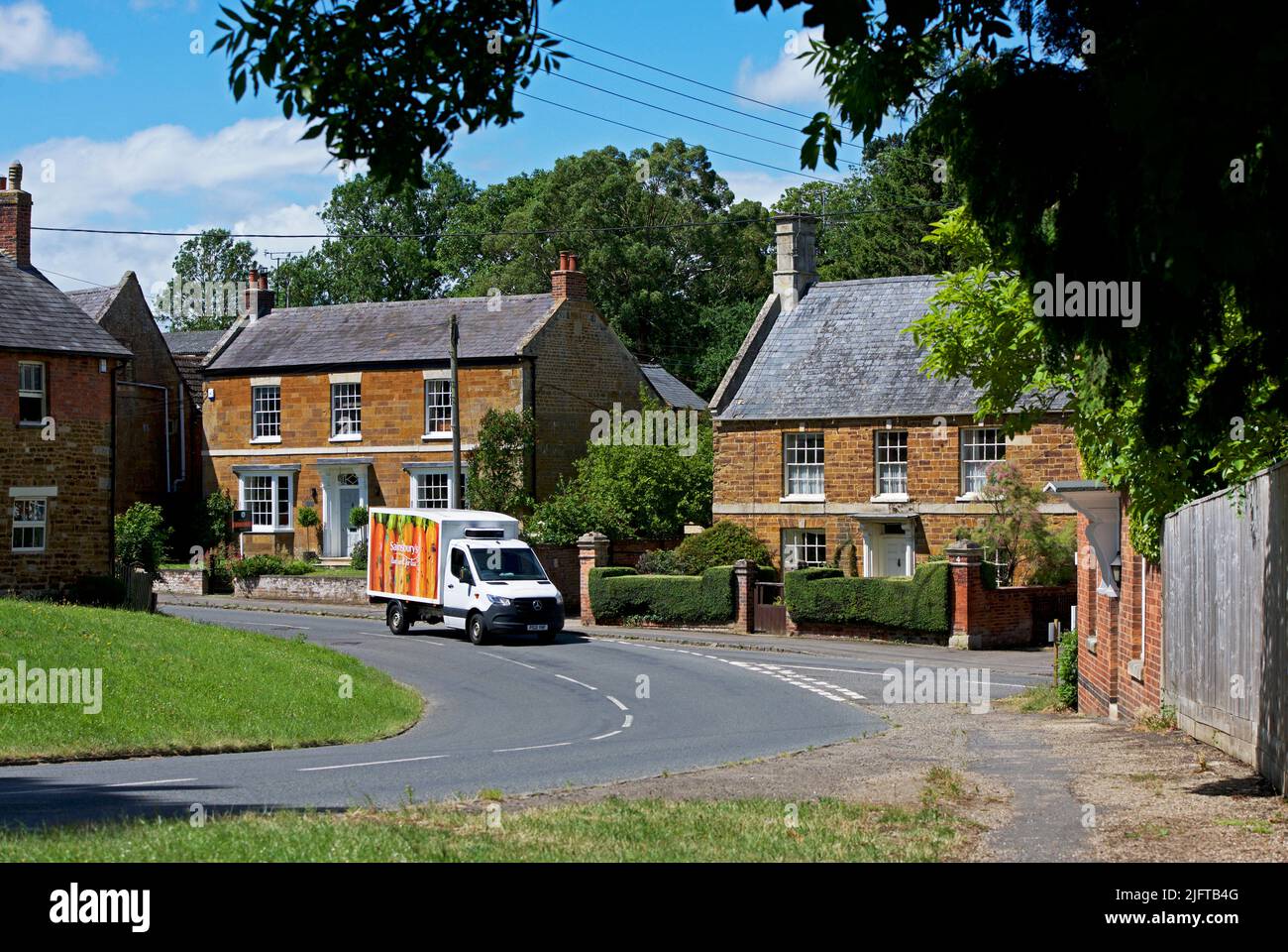 Furgone di consegna di Sainsbury nel villaggio di Weston da Welland, Northamptonshire, Inghilterra UK Foto Stock