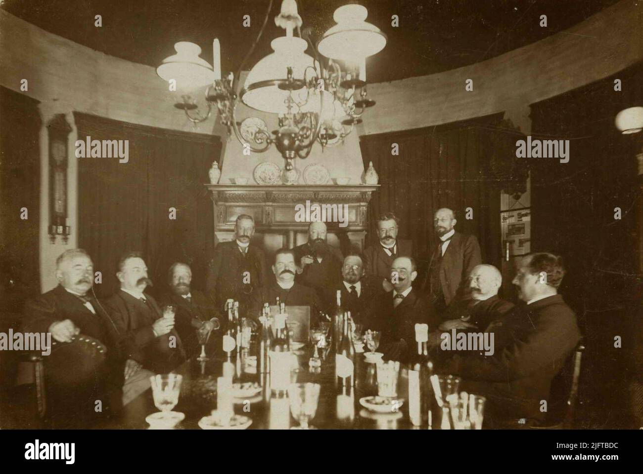 La società maschile nel Belvédère. Stando da sinistra a destra, signori di Aquisgrana, Görlitz, Nikkel e Knops, seduti, signori Günther, Schnitzler, Warmelink, Hamerslag, Hinrichs, Wink, Rups e Van Houwinge. Georg Gustav Schnitzler (25/07/1856 - 08/10/1923) è stato il fondatore e direttore di Parapluiefabriek 'Gelria' a Pontanusstraat. Hermanus Johannes Hamerslag (18/06/1853 - 24/03/1924) è stato un commerciante di carbone e partner di Joachimus (Chiem) van Houweninge (24/03/1859 - 22/02/1936), anche commerciante di carbone, grande proprietario di terra della zona su e adiacente al Kwakkenberg e fondatore dell'omonima Villa Foto Stock