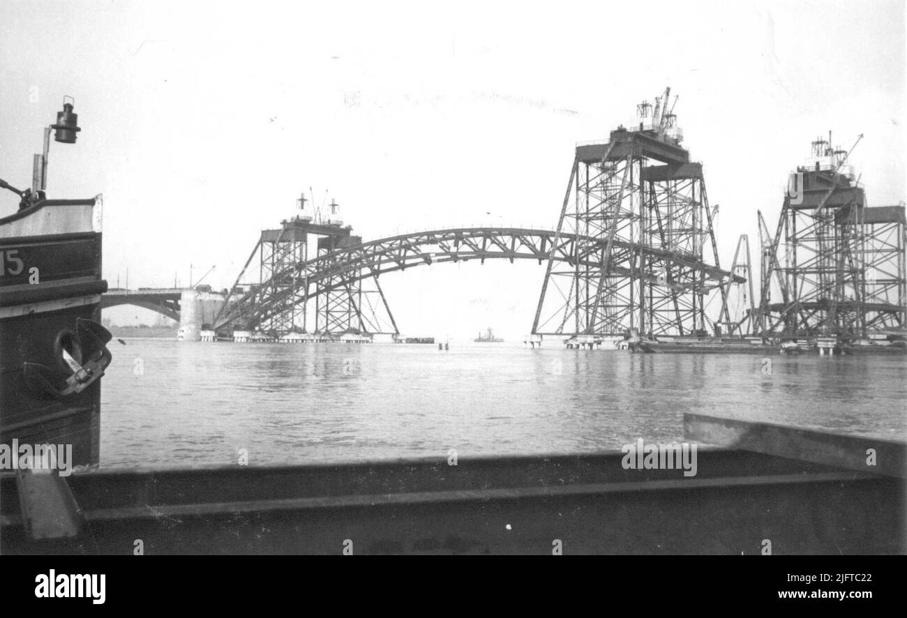 Lavori di riparazione sul ponte Waal, guardando verso est. Foto Stock