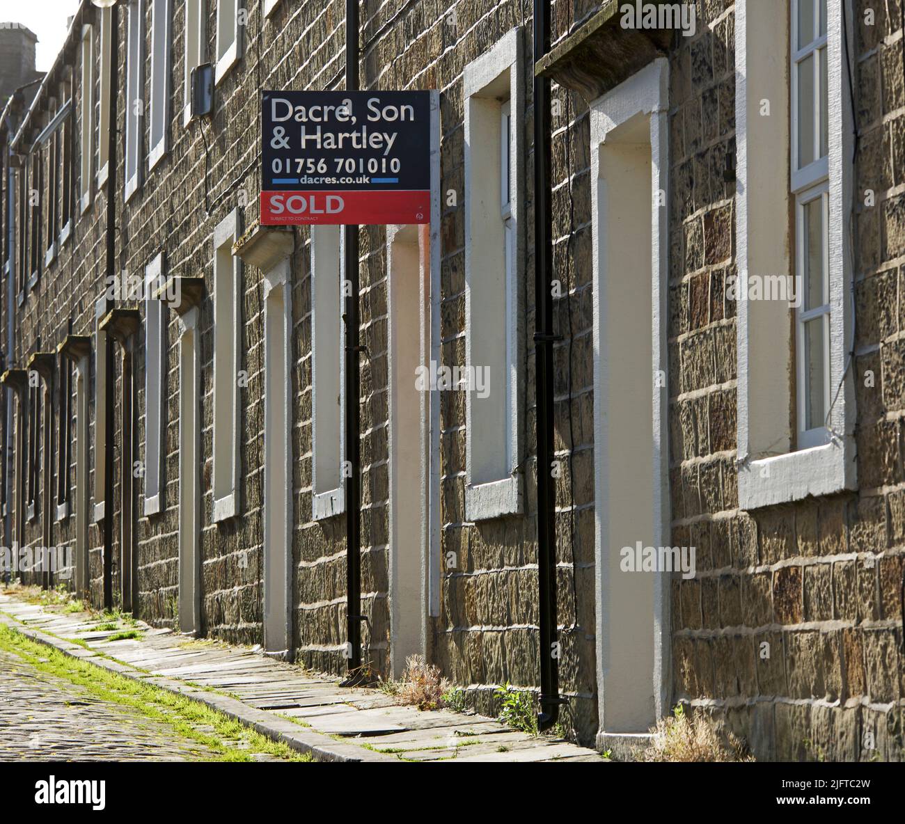 Venduto segno su casa a schiera a Skipton, North Yorkshire, Inghilterra Regno Unito Foto Stock