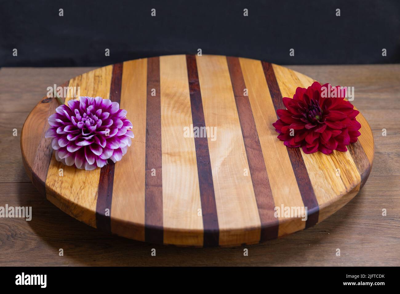 Lazy Susan serve giradischi Mad di ritagli e scarti di legno con fiori decorativi Foto Stock