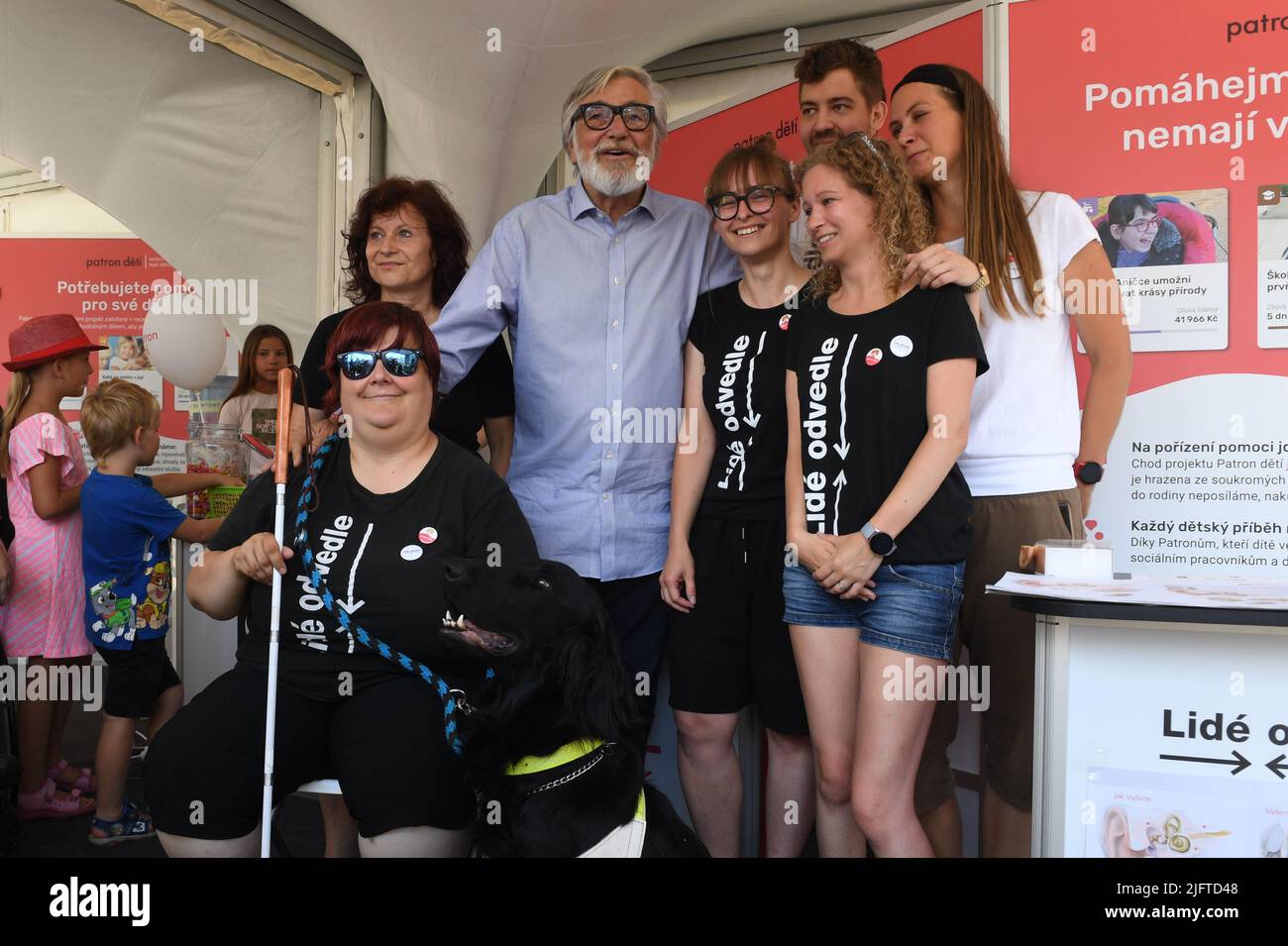 Karlovy Vary Festival Internazionale del Film il presidente Jiri Bartoska (centro) partecipa con Patrono dei Bambini (Patron deti) - progetto caritativo della Fondazione Sirius durante il Festival Internazionale del Film 56th Karlovy Vary (KVIFF) a Karlovy Vary (Spa), Repubblica Ceca, il 5th luglio 2022. La Fondazione ha lo scopo di aiutare i bambini disabili e socialmente svantaggiati e le loro famiglie nella Repubblica ceca. Il progetto è incentrato sui film che affrontano questioni legate ai disabili, un settore in cui la Fondazione Sirius è attiva da molti anni. (Foto CTK/Katerina Sulova Foto Stock