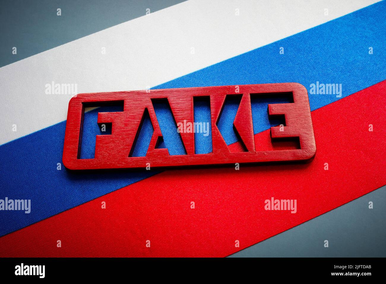 Bandiera russa e cartello falso. Concetto di propaganda. Foto Stock