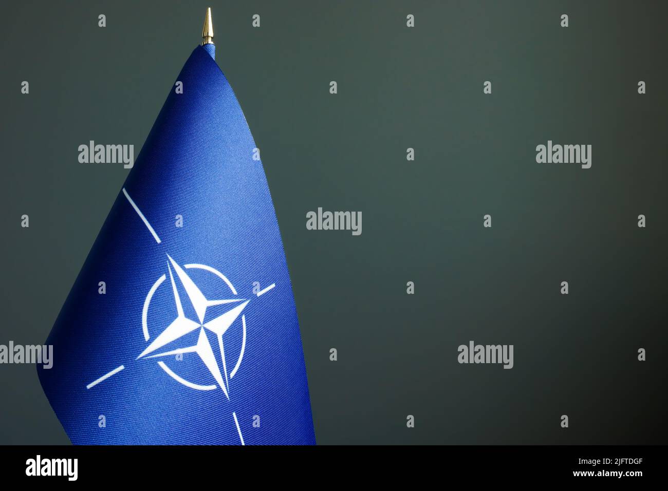 KIEV, UCRAINA - 27 giugno 2022. Bandiera della NATO e spazio vuoto. Foto Stock