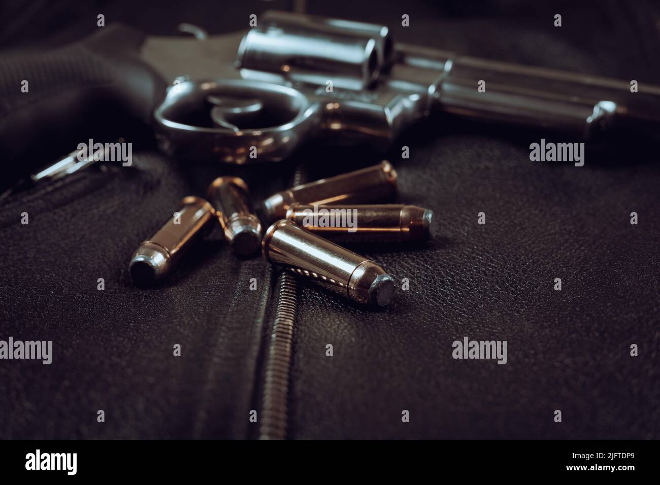 .44 magnum revolver e munizioni su una giacca biker di fondo in pelle nera Foto Stock