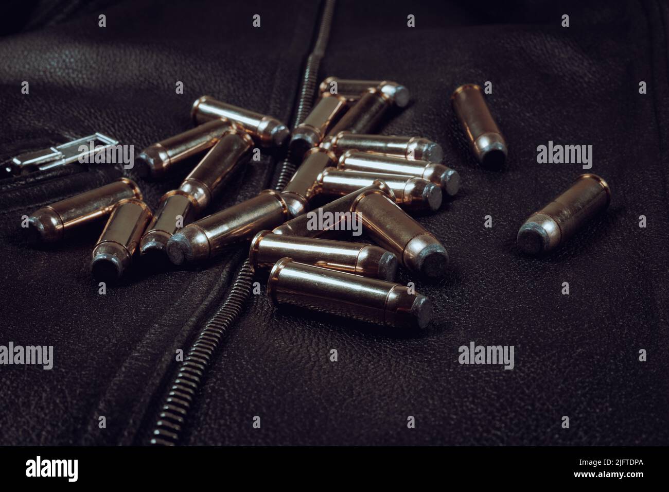 .44 munizioni revolver magnum su sfondo in pelle (giacca biker) Foto Stock