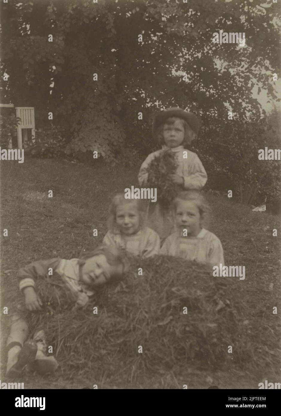 Foto giovanile dei quattro figli di Auguste Marie Joseph Henri Rodolphe (Rudolf) de Steenhuijsen Piters (27/06/1872 - 04/08/1962), come medico collegato al comune di Druten dal 29/04/1902 e come direttore medico di Huize Boldershof dall'apertura nel 1907 al 1945, E la moglie Maria Joanna Josephina de Beer (28/08/1877 - 30/07/1968) nel giardino frontale di Villa 'Weltevreden'. Da sinistra a destra, Emile (00/0000 - 00/00/00), Marie-Louise (18/06/1913 - 02/04/2003), Hugo (05/06/1915 - 20/12/1971 ) e Mercedes (18/06/1912 - 12/07/1982) Foto Stock