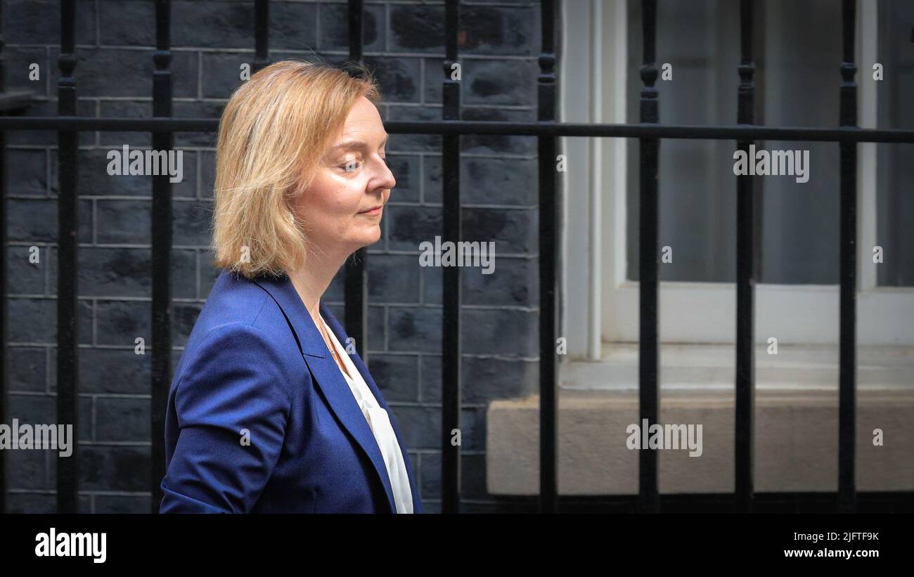 Londra, Regno Unito. 05th luglio 2022. Liz Truss, MP, (Elizabeth Truss), Segretario di Stato per gli Affari Esteri, Commonwealth e sviluppo; Ministro per le Donne e le eguaglianze. I ministri partecipano alla riunione settimanale del gabinetto a Downing Street, Westminster, questa mattina. Credit: Imagplotter/Alamy Live News Foto Stock