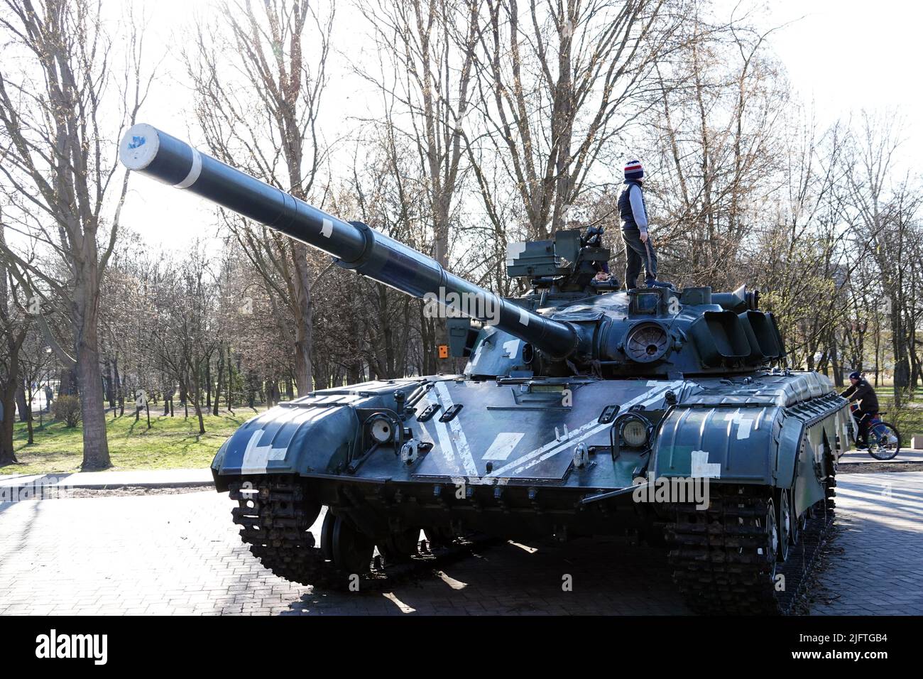 Kiev, Ucraina 20 marzo 2020: Equipaggiamento militare per tutti da vedere nel Parco della Vittoria Foto Stock