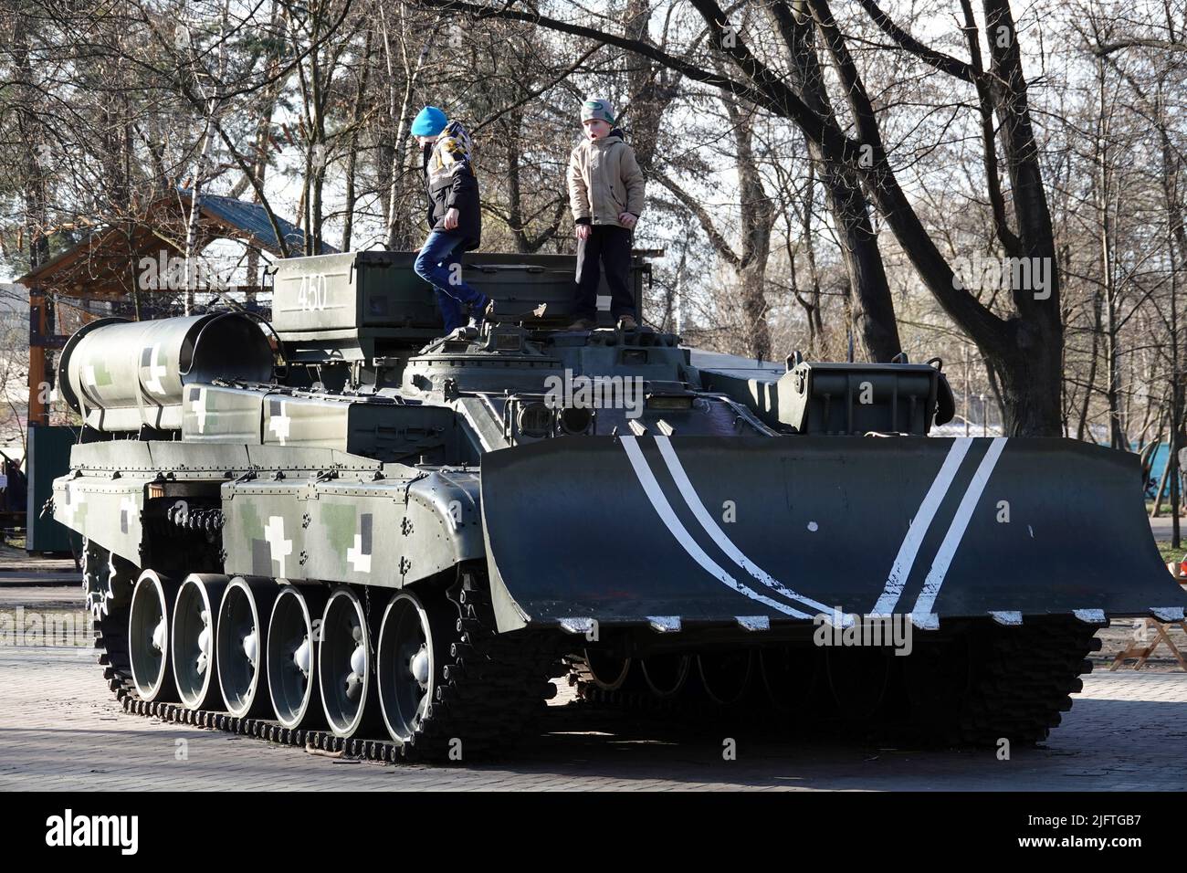 Kiev, Ucraina 20 marzo 2020: Equipaggiamento militare per tutti da vedere nel Parco della Vittoria Foto Stock