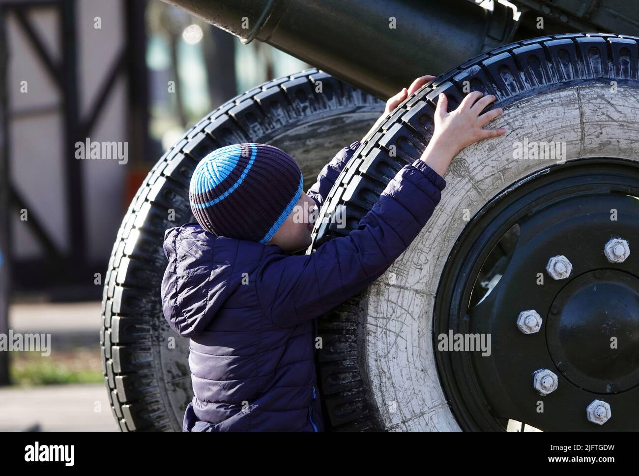 Kiev, Ucraina 20 marzo 2020: Equipaggiamento militare per tutti da vedere nel Parco della Vittoria Foto Stock