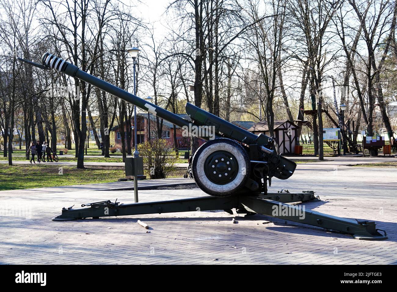 Kiev, Ucraina 20 marzo 2020: Equipaggiamento militare per tutti da vedere nel Parco della Vittoria Foto Stock