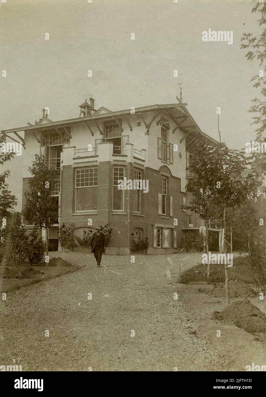 Villa 'Hooge Hof', costruita nel 1908 dall'appaltatore Nijmegen Lammert Smit come villa 'Heideheuvel' sul, poi ancora senza nome, Paijensweg. Nel 1911, la villa, anch'essa del contraente Smit, fu costruita come copia quasi esatta e con lo stesso nome su Sophiaweg 25, in seguito di proprietà di Joachimus (Chiem) van Houweninge (24/03/1859 - 22/02/1936), commerciante di carbone, Grande proprietario terriero della zona su e adiacente al Kwakkenberg e fondatore del Villapark con lo stesso nome Foto Stock