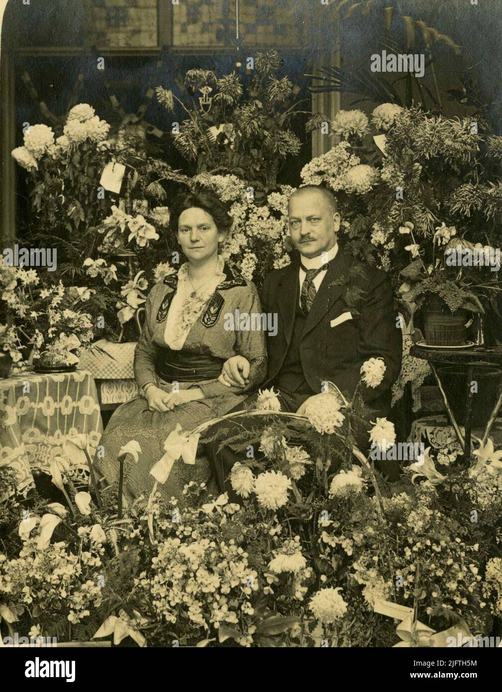 Ritratto di Jan Hamerslag (20/02/1879 - 00/0000) e della moglie Emma Helene (Emmy) Dickmann (12/09/1874 - 00/1953) in occasione della celebrazione della festa di nozze 12½ anno. Jan è figlio di Hermanus Johannes Hamerslag (18/06/1853 - 24/03/1924), commerciante di carbone e partner di Joachimus (Chiem) van Houwinge (24/03/1859 - 22/02/1936), e della moglie Geertruida Magdalena van Dorland (26/11/1847 - 26/01/1922). Emma Helene è figlia del produttore di ombrelli Friedrich Wilhelm Dickmann (00/1843 - 06/05/1907) e della moglie Alette Schnitzler (00/1845 - 24/04/1916) Foto Stock