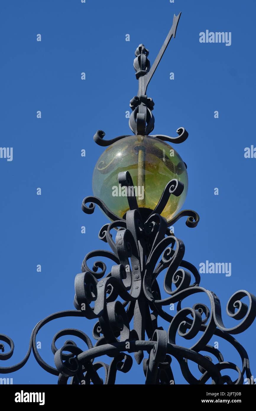 Decorazioni in ferro battuto sulla sommità di uno Skylight tradizionale a Regua, Portogallo Foto Stock