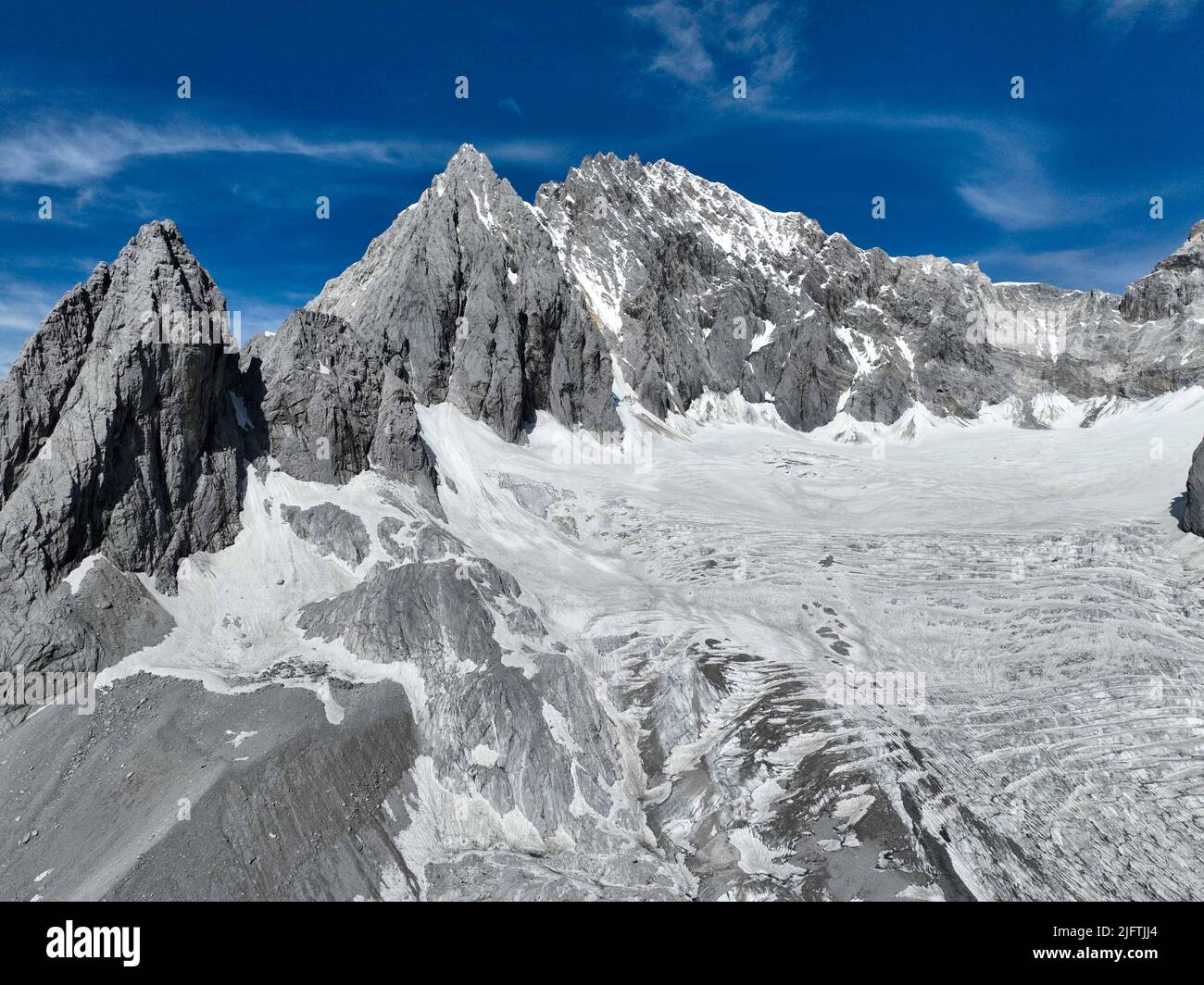 LIJIANG, CINA - 5 LUGLIO 2022 - Foto aerea scattata il 5 luglio 2022 mostra lo scenario di yulong Snow Mountain, provincia di Yunnan della Cina sud-occidentale. Foto Stock