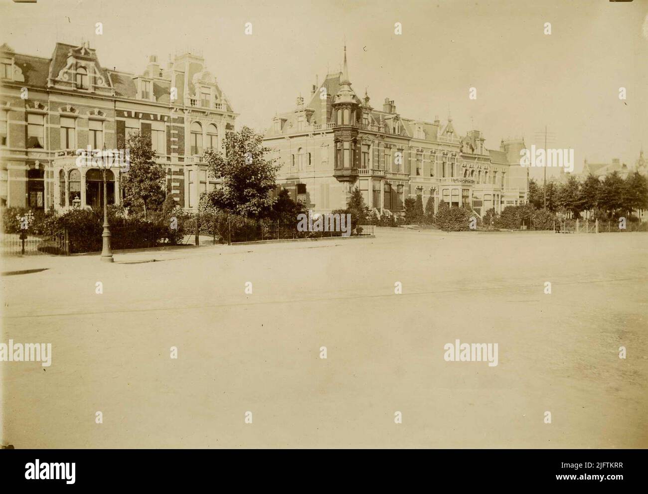 Manuali sul Plein, tra Sant'Annastraat e lo stretto di Graafsche (ora Graafseweg), intorno alla fine del secolo. Tra le due file, il passaggio al più tardi costruito San Jozefkerk (ora Tito Brandsma Memorand Chiesa). Gli edifici sono stati distrutti durante la liberazione nel settembre 1944. Nel 1955, lo stesso luogo, in due blocchi, 12 case piano e 4 uffici sono stati costruiti. Foto Stock