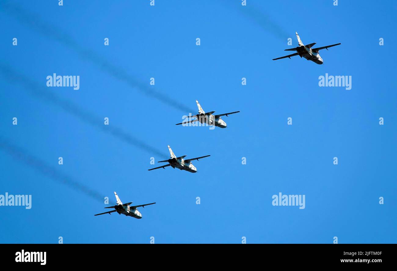Kiev, Ucraina 24 agosto 2021: Su-24M bombardiere alla celebrazione di 30 anni di indipendenza dell'Ucraina nel cielo sopra Kiev Foto Stock
