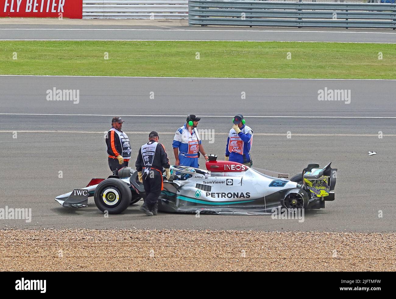 George Russell's danneggiato Formula1 auto, a Farm Curve, Gran Premio britannico F1 2022 a Silverstone Circuit, Towcester, Northamptonshire, Inghilterra, UK, NN12 8TN Foto Stock