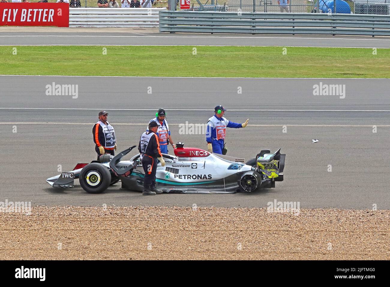 George Russell's danneggiato Formula1 auto, a Farm Curve, Gran Premio britannico F1 2022 a Silverstone Circuit, Towcester, Northamptonshire, Inghilterra, UK, NN12 8TN Foto Stock