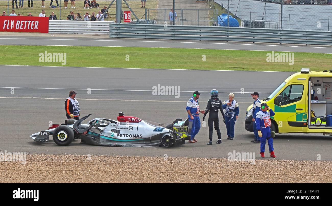 George Russell's danneggiato Formula1 auto, a Farm Curve, Gran Premio britannico F1 2022 a Silverstone Circuit, Towcester, Northamptonshire, Inghilterra, UK, NN12 8TN Foto Stock