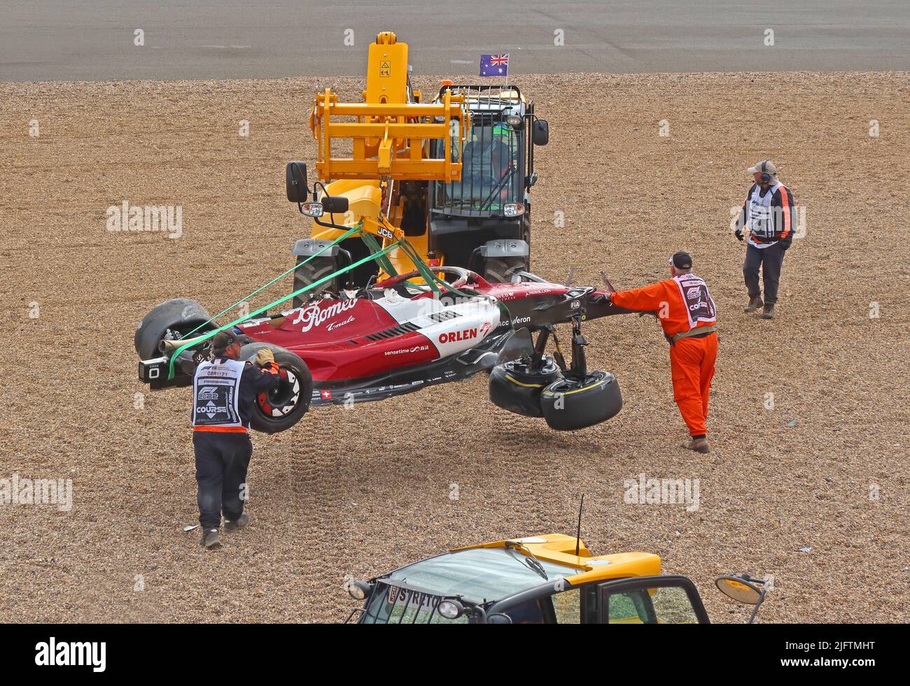 Recupero dell'Alfa Romeo Gran Premio di Formula 1 di Zhou Guanyu, dopo un incidente alla Farm Curve, circuito di Silverstone, Inghilterra, UK, 2022 Foto Stock