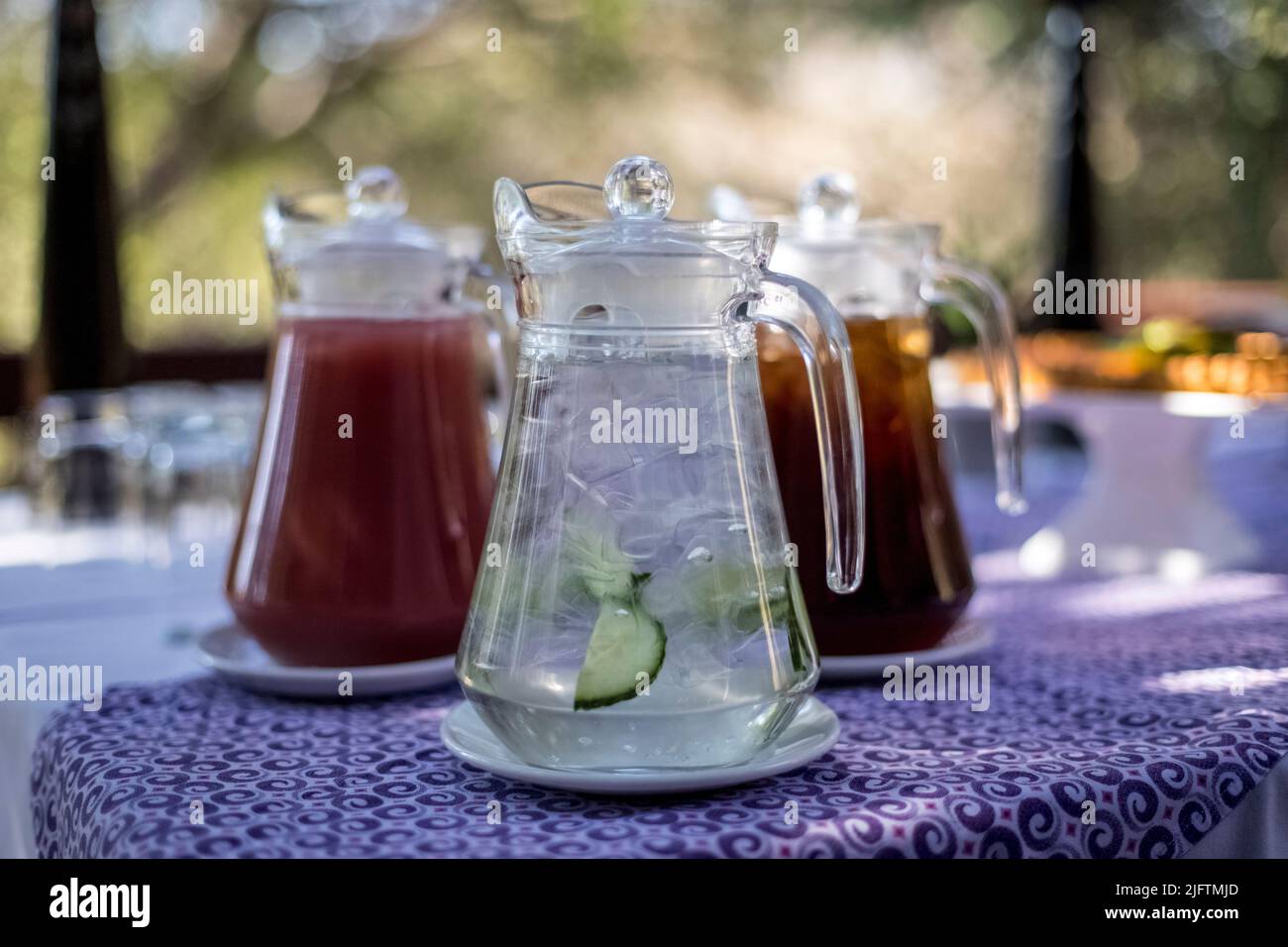 Tre bicchieri da caraffa con gusti diversi su un tavolo Foto Stock