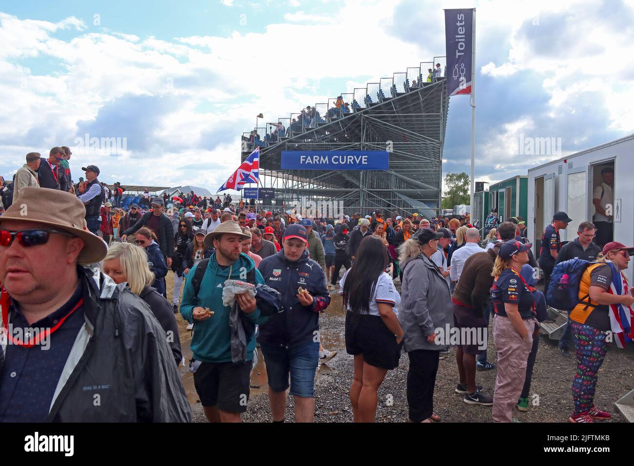Coda per bagni inadeguati, Farm Curve, Silverstone Circuit, Gran Premio di Gran Bretagna Luglio 2022, Northamptonshire, Inghilterra, Regno Unito Foto Stock