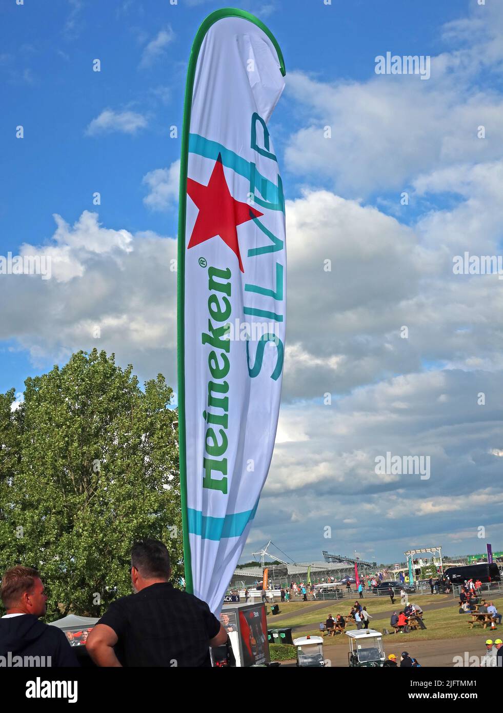 Banner pubblicitario Heineken Silver, 4, birra da 4percent lager, al circuito di Silverstone, Silverstone Village, Towcester, Northamptonshire, Inghilterra, Regno Unito, NN Foto Stock