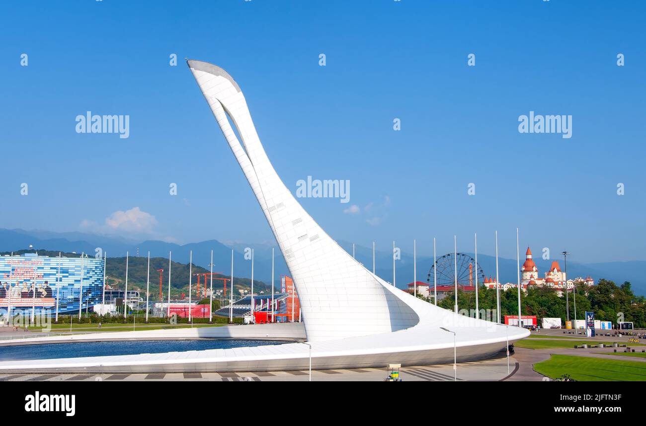 Sochi, Russia - 22 aprile 2022: Canta il calderone della fiamma olimpica nel Parco Olimpico Foto Stock