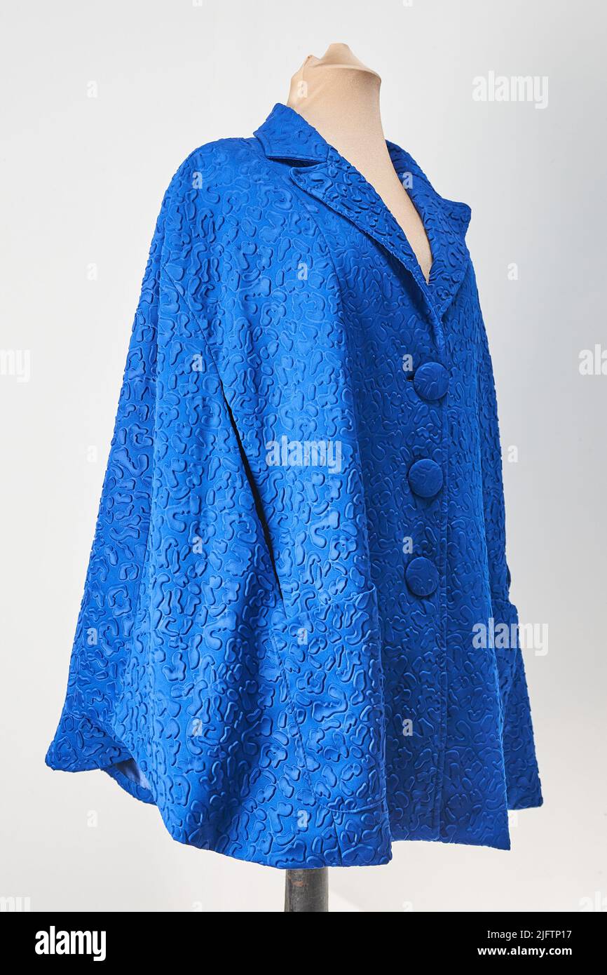 Cappotto blu su manichino. Abbigliamento autunnale Executive. Foto Stock