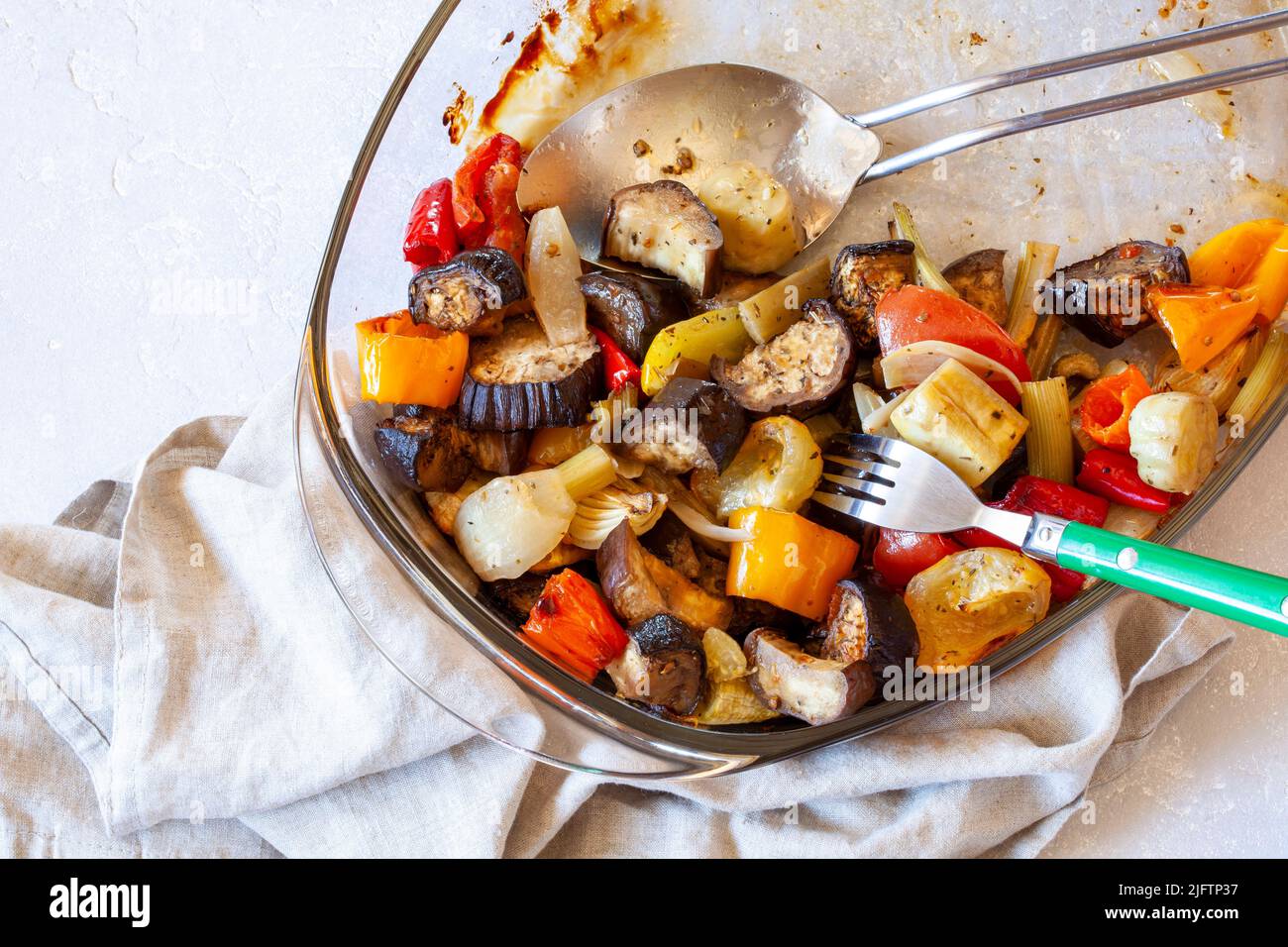 piatto da forno con verdure al forno, dimensioni della famiglia, metà mangiato, vista dall'alto, spazio copia Foto Stock