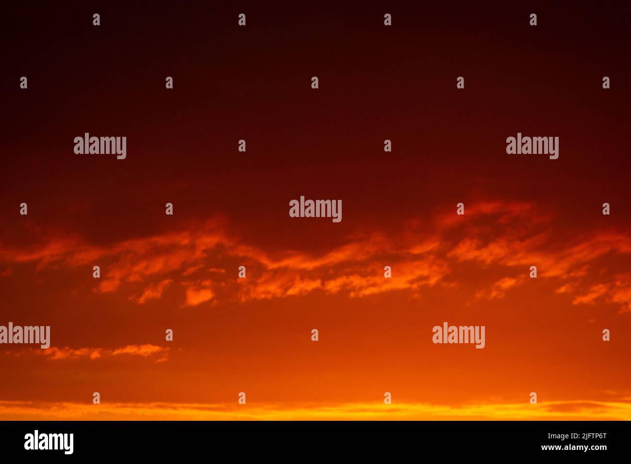 Fiery arancione tramonto Cielo. Bellissimo cielo. Foto Stock