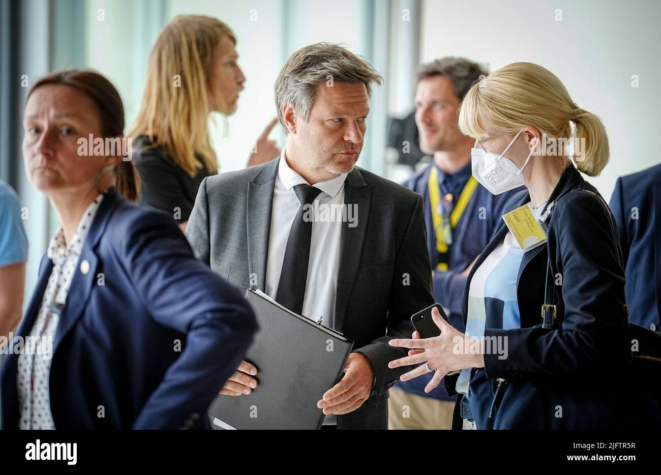 05 luglio 2022, Berlino: Robert Habeck (Bündnis 90/Die Grünen), ministro federale dell'economia e della protezione del clima, sta per partecipare alla conferenza stampa sulla modifica della legge sulla conservazione dell'energia. La modifica della legge sulla sicurezza energetica è attualmente in fase di circolazione scritta del gabinetto e dovrebbe essere adottata a breve termine. L'obiettivo dell'emendamento è di garantire che il governo federale continui a prepararsi all'escalation della crisi energetica e di riempire gli strumenti per rafforzare ulteriormente le misure precauzionali. Foto: Kay Nietfeld/dpa Foto Stock