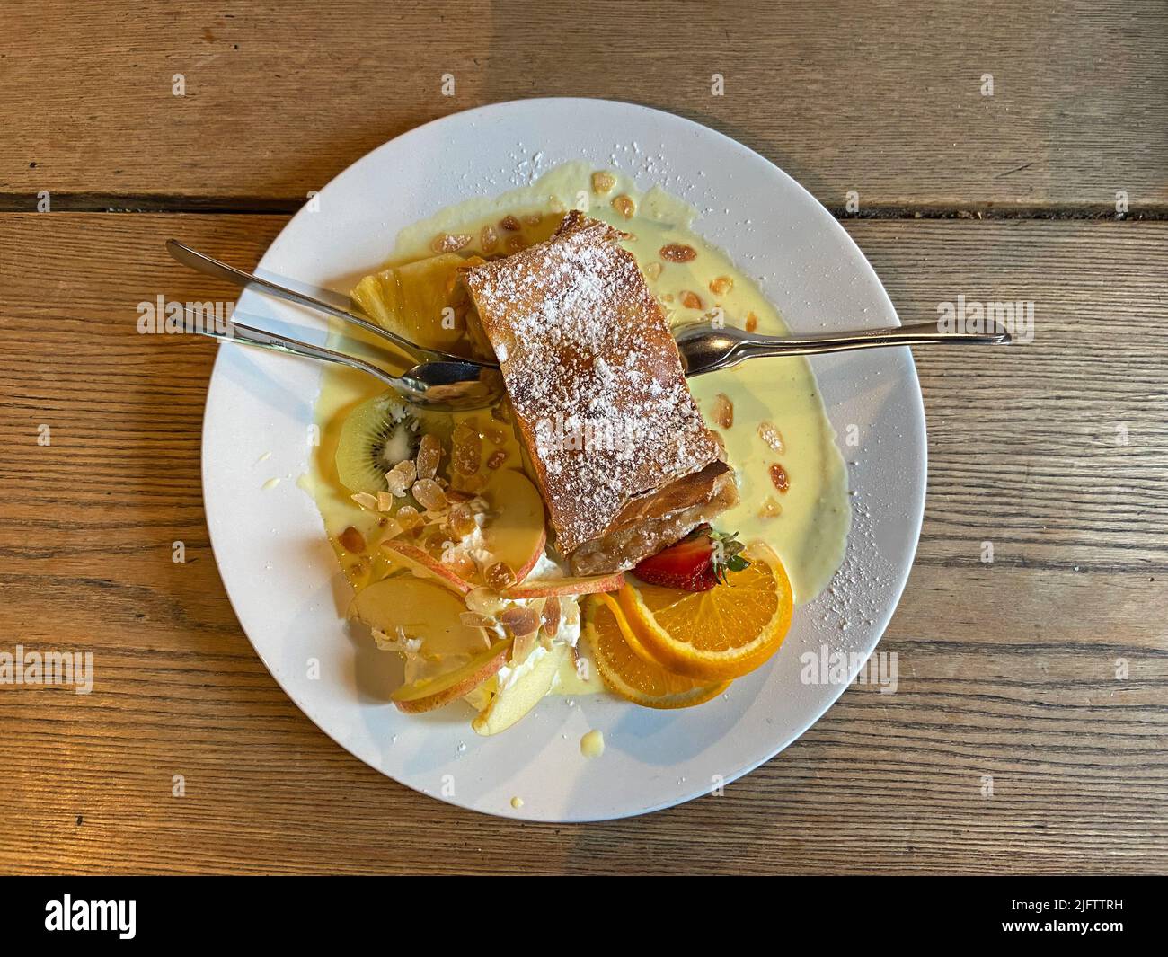 Strudel di mele con crema pasticcera, una dolce specialità bavarese e austriaca Foto Stock