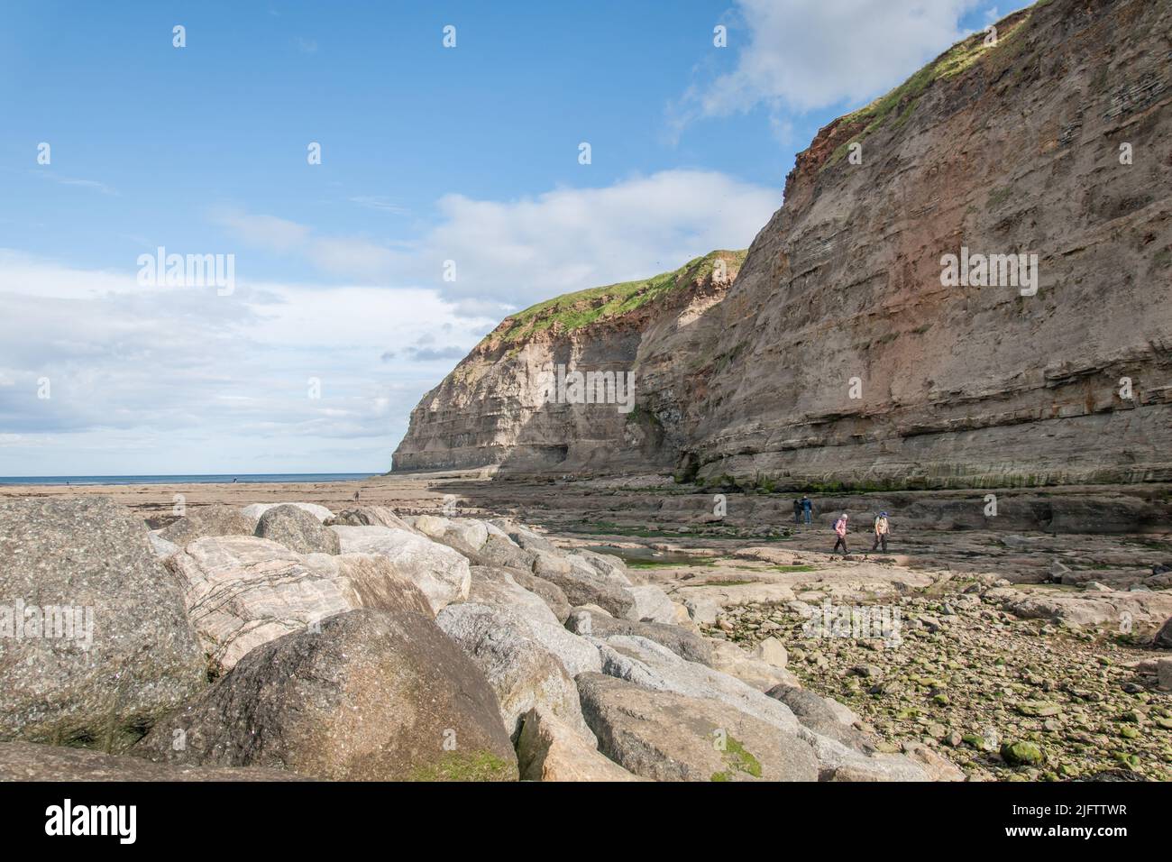 Cielo blu sopra le scogliere costiere a Staithes, Yorkshire. Foto Stock